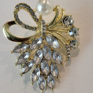 Elegant Goldtone Rhinestone  Brooch with Pearl Accent